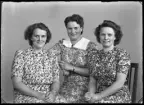 Grupporträtt, tre personer. Fru Svea Uddberg med systrar.
Ur Gustaf Åhmans samling.