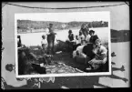 Grupporträtt, picnic (reproduktion). Fru Skogsvaktare Larsson, Kolbäck.
Ur Gustaf Åhmans samling.