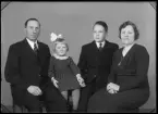Grupporträtt, fyra personer. V. Svenberg, Sörstafors.
Ur Gustaf Åhmans samling.