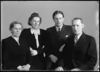 Grupporträtt, fyra personer. H.E. Danielsson, Box 339, Hallstahammar.
Ur Gustaf Åhmans samling.