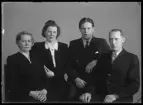 Grupporträtt, fyra personer. H.E. Danielsson, Box 339, Hallstahammar.
Ur Gustaf Åhmans samling.