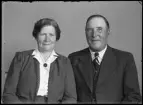 Grupporträtt. Herr och Fru Gustafsson, Gränby.
Ur Gustaf Åhmans samling.