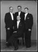 Grupporträtt. Fyra personer, Arthur Johansson, Barnängsgatan, Hallstahammar.
Ur Gustaf Åhmans samling.