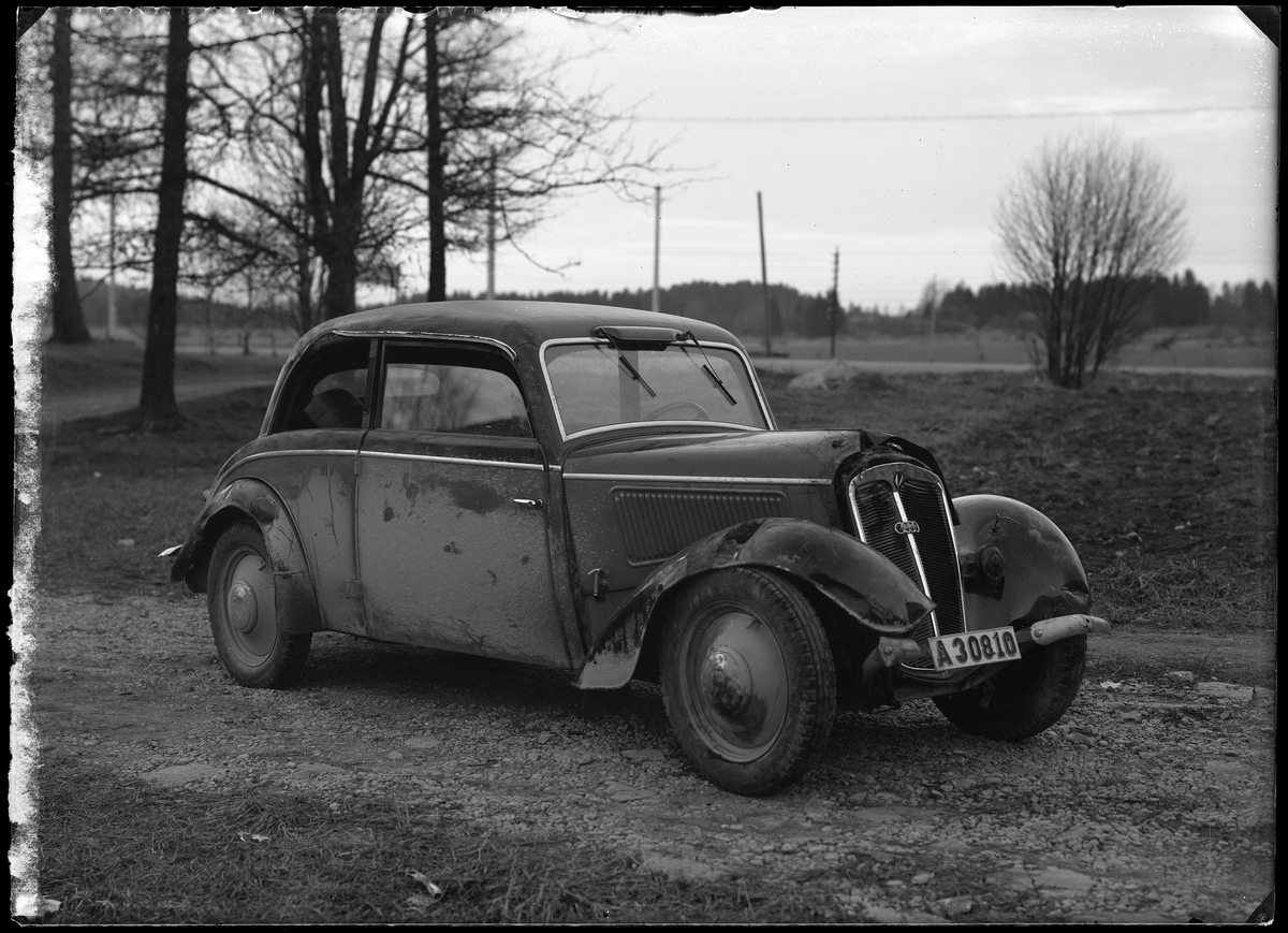 Bil, Dikeskörning, Munktorps station den 3/4 1946, Landsfiskalen i Kolbäck.
Ur Gustaf Åhmans samling.