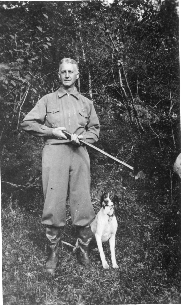 Conrad Langaard med hunden Stiffie under jakt på Strøm, Hitra