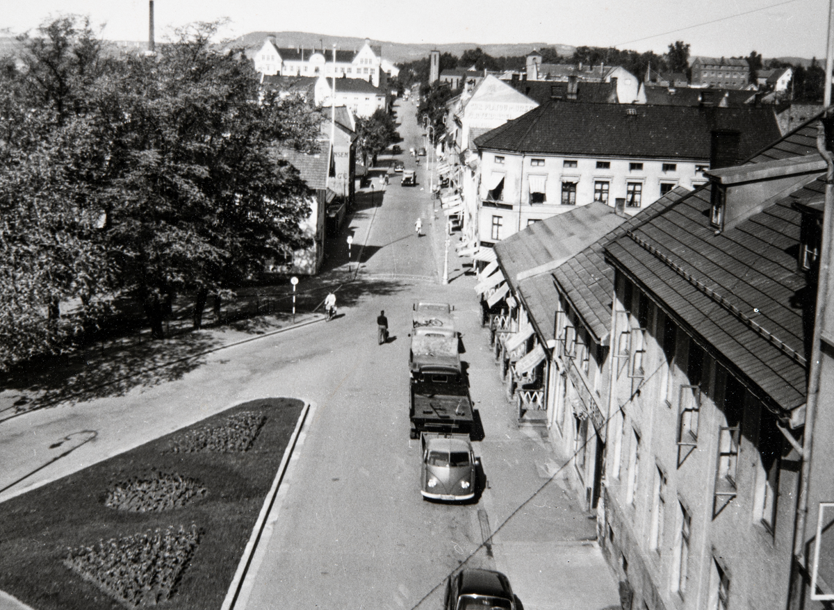 Hamar, Torggata 63-65, Triangelen, gateparti med biler,