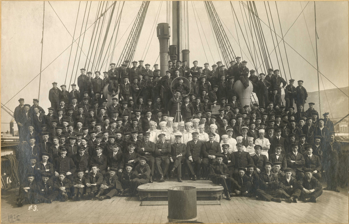 Mannskap og kadetter på skoleskipet STATSRAAD LEHMKUHL i 1925. Kaptein Gabriel Kielland i midten foran.