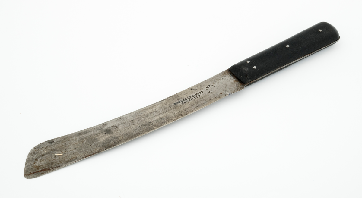 Kjøkkenkniv, altså en kniv som ble brukt til oppdeling av f. eks. grønnsaker, kjøtt og brød. Kniven er av stål, men har skaft av et hardt treslag. Kniven er 30,5 centimeter lang. Bladet er rett, 19 centimeter langt, og cirka 2,5 til 3 centimeter bredt og cirka 1,3 millimeter tjukt. Skafet er består av to tilnærmet rektangulære trestykker som er naglet (klinket) fast til knvbladets tange.