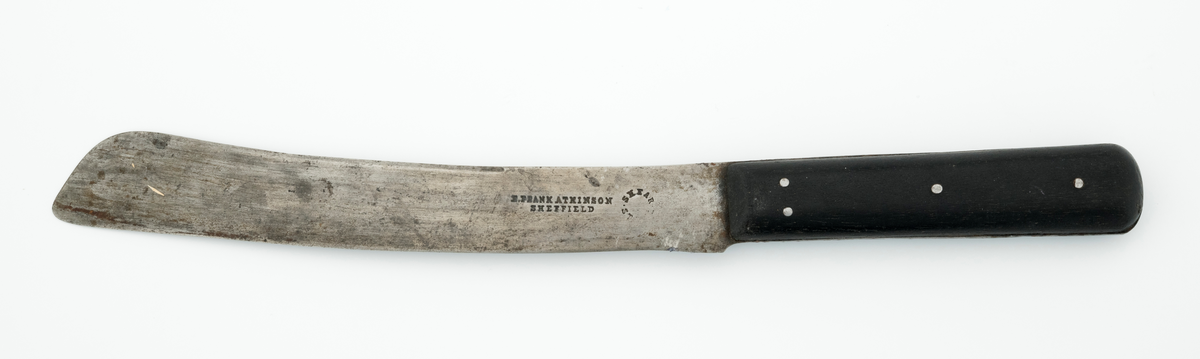 Kjøkkenkniv, altså en kniv som ble brukt til oppdeling av f. eks. grønnsaker, kjøtt og brød. Kniven er av stål, men har skaft av et hardt treslag. Kniven er 30,5 centimeter lang. Bladet er rett, 19 centimeter langt, og cirka 2,5 til 3 centimeter bredt og cirka 1,3 millimeter tjukt. Skafet er består av to tilnærmet rektangulære trestykker som er naglet (klinket) fast til knvbladets tange.