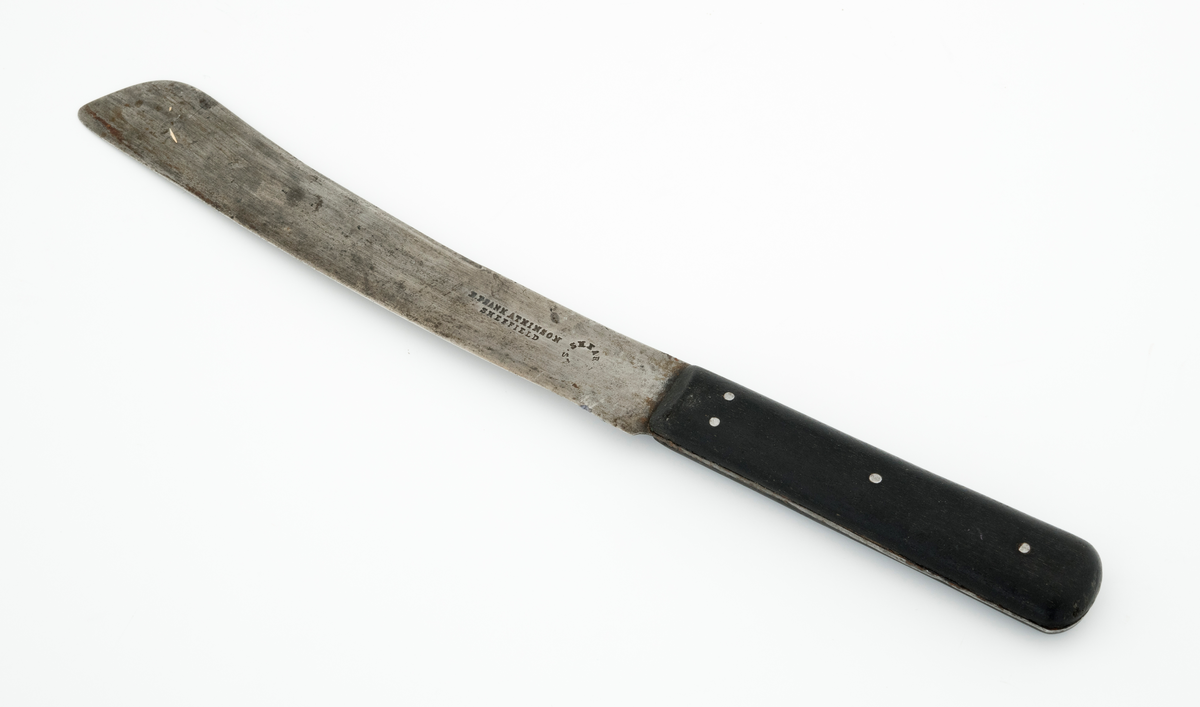 Kjøkkenkniv, altså en kniv som ble brukt til oppdeling av f. eks. grønnsaker, kjøtt og brød. Kniven er av stål, men har skaft av et hardt treslag. Kniven er 30,5 centimeter lang. Bladet er rett, 19 centimeter langt, og cirka 2,5 til 3 centimeter bredt og cirka 1,3 millimeter tjukt. Skafet er består av to tilnærmet rektangulære trestykker som er naglet (klinket) fast til knvbladets tange.