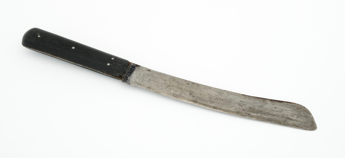 Kjøkkenkniv, altså en kniv som ble brukt til oppdeling av f. eks. grønnsaker, kjøtt og brød. Kniven er av stål, men har skaft av et hardt treslag. Kniven er 30,5 centimeter lang. Bladet er rett, 19 centimeter langt, og cirka 2,5 til 3 centimeter bredt og cirka 1,3 millimeter tjukt. Skafet er består av to tilnærmet rektangulære trestykker som er naglet (klinket) fast til knvbladets tange.