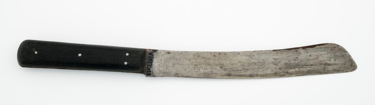 Kjøkkenkniv, altså en kniv som ble brukt til oppdeling av f. eks. grønnsaker, kjøtt og brød. Kniven er av stål, men har skaft av et hardt treslag. Kniven er 30,5 centimeter lang. Bladet er rett, 19 centimeter langt, og cirka 2,5 til 3 centimeter bredt og cirka 1,3 millimeter tjukt. Skafet er består av to tilnærmet rektangulære trestykker som er naglet (klinket) fast til knvbladets tange.