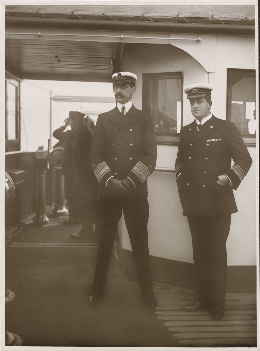 Kong Haakon og kaptein Hjortdahl på dekk.