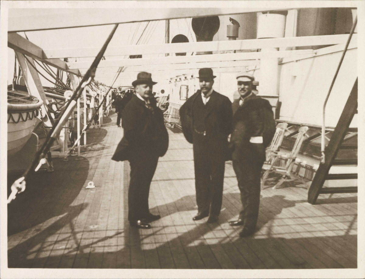 Thomas Cathinco Bang, Gustav Henriksen og Hans Doxrud på dekk.