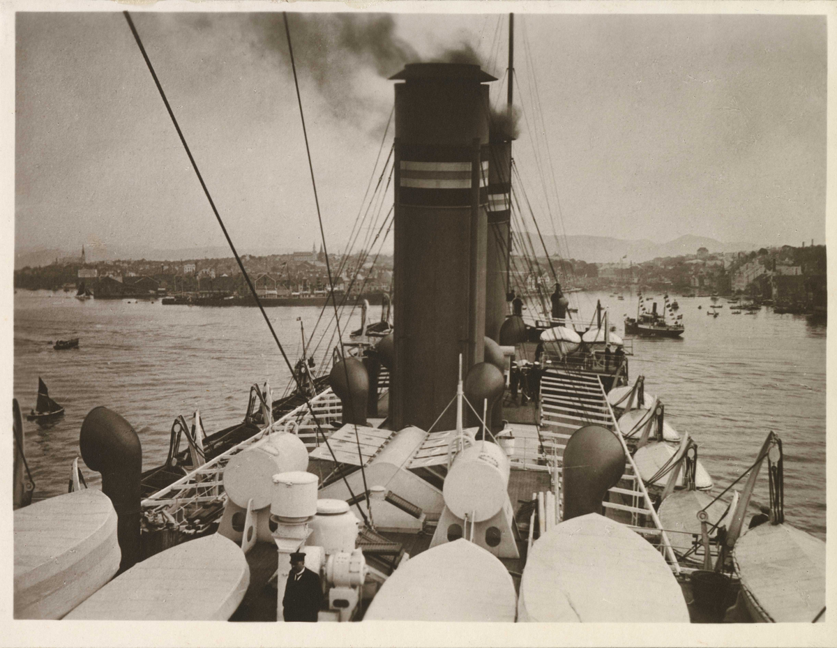 KRISTIANIAFJORD på vei inn til Stavanger havn.