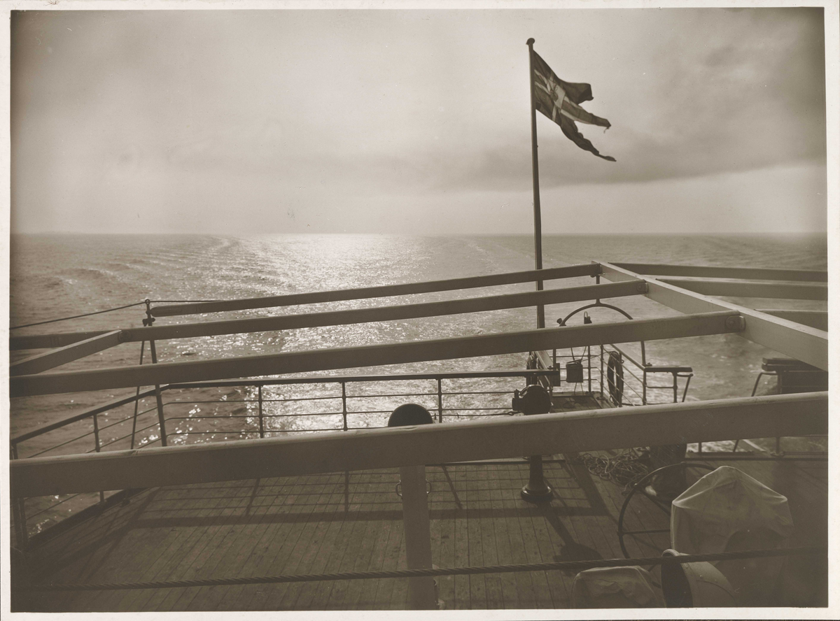 KRISTIANIAFJORD i solnedgangen på vei mot Amerika.