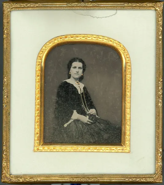 Beda Hallbergs arkiv. Ambrotypi i tätslutande etui med troli