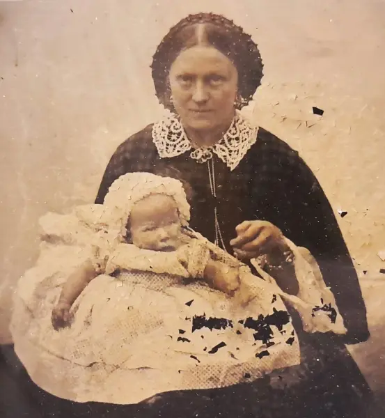 Beda Hallbergs arkiv. Ambrotypi med tätslutande guldfärgat e