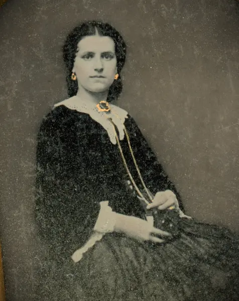 Beda Hallbergs arkiv. Ambrotypi i tätslutande etui med troli