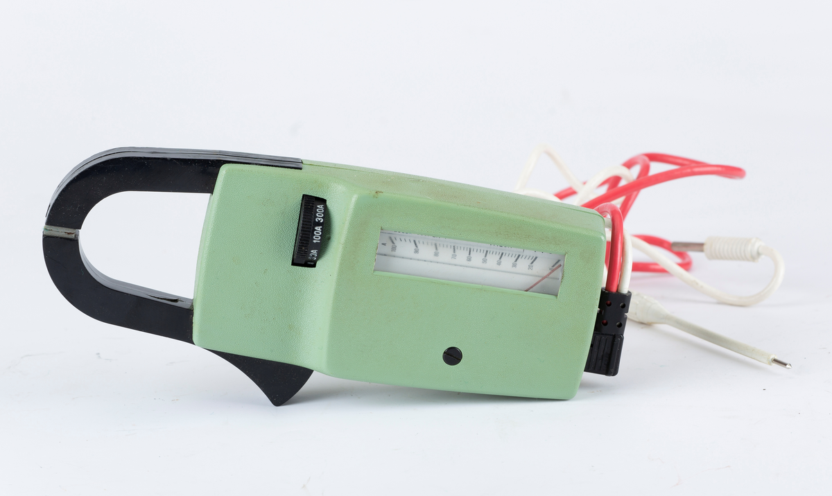 Amperemeter i skinnfutteral.