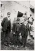 Fjärdingsmännen Rudolf Kungberg och Konrad Jonasson med några okända män. Älghult, ca 1920.