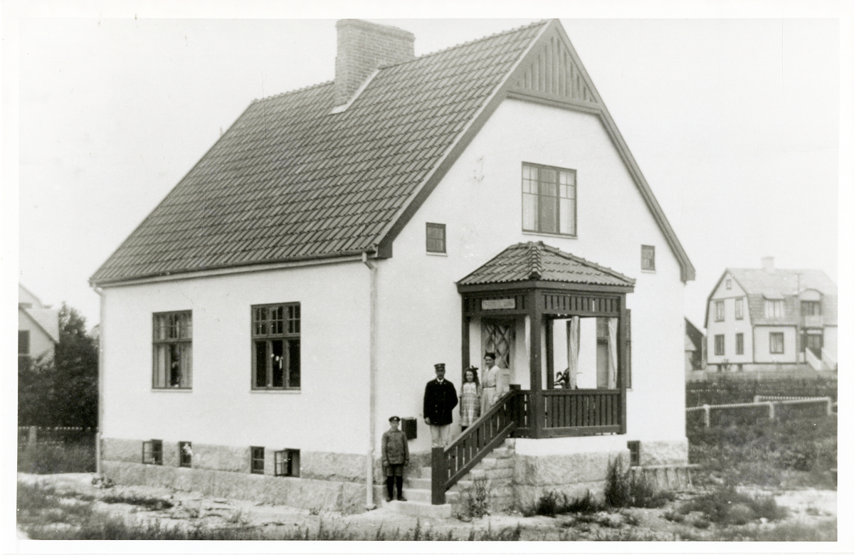 Axel Johansson, fjärdingsman i Växjö landsförsamling, med familjen utanför hemmet "Villa Runa", 
Kvarnhagsgatan 3 på Öster, ca 1922.