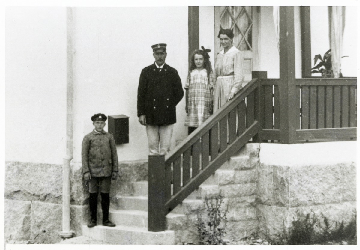 Axel Johansson, fjärdingsman i Växjö landsförsamling, med familjen utanför hemmet "Villa Runa", 
Kvarnhagsgatan 3 på Öster, ca 1922.