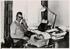 Älghults polisstation 1963. Sven G Svensson pratar i telefon.
