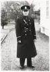 Poliskonstapel (fd fjärdingsman) Eric Ström i en trädgård, ca 1953.