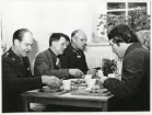 Riksdagsman Bertil Johansson (C), medlem av försvarsutskottet besökte regementet 1974-11-19.
Här under lunchen i matsalen, flankerad av regementschefen överste 1. Bertil Malgerud och chefen utbsekt överstelöjtnant Lars Munther.