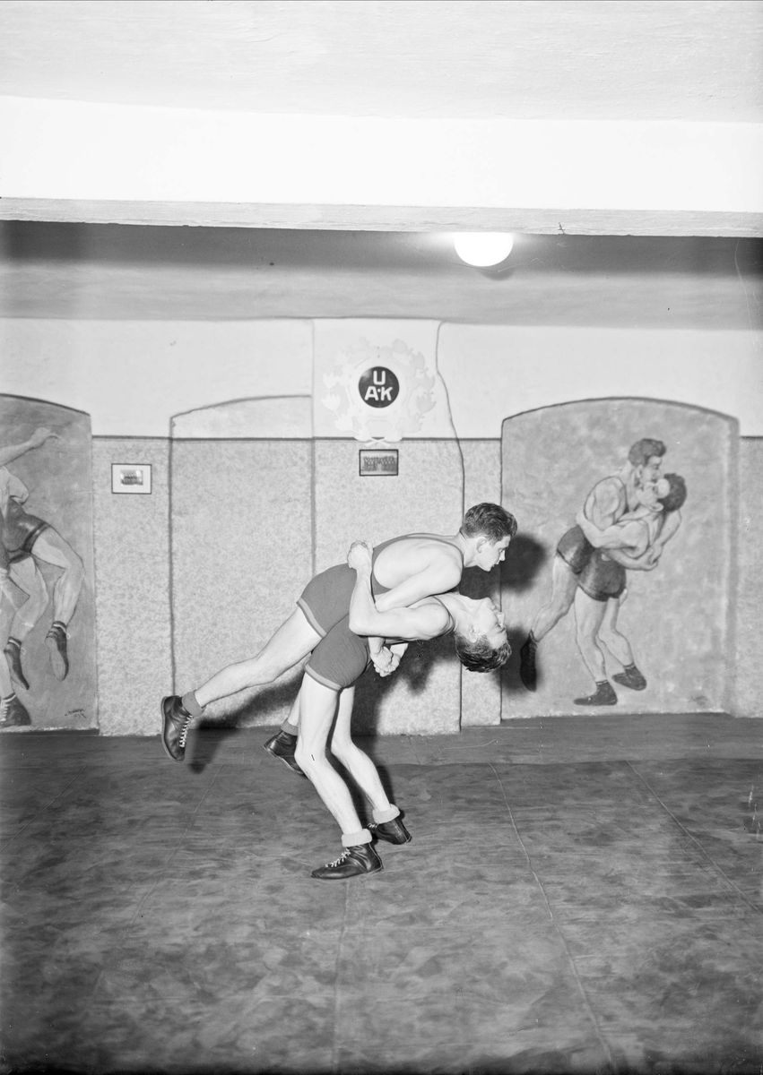 Brottare på Uppsala Atlet Klubb i Celsiushuset, Uppsala 1939