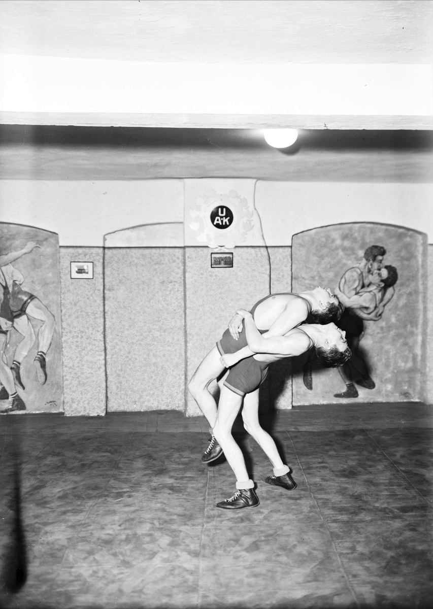 Brottare på Uppsala Atlet Klubb i Celsiushuset, Uppsala 1939