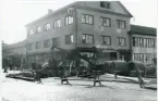 Västerås, Östermalm, kv. Lorens.
Korsningen Stora gatan/Karlsgatan. C:a 1950-talet.
