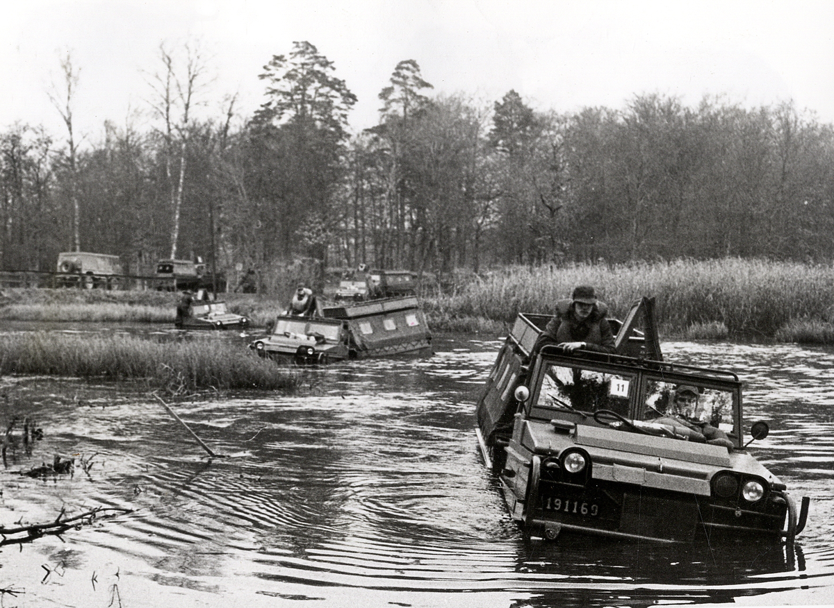 Bandvagn 202.
Simning över Bergundasjön.