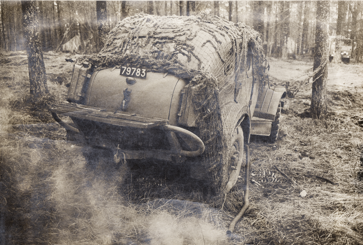 En kamouflerad terrängbil.
Raptgb 915.