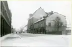 Västerås, Östermalm, kv. Lothar.
Stora gatan mot väster, från hörnet Allégatan. 1940-1950-tal.