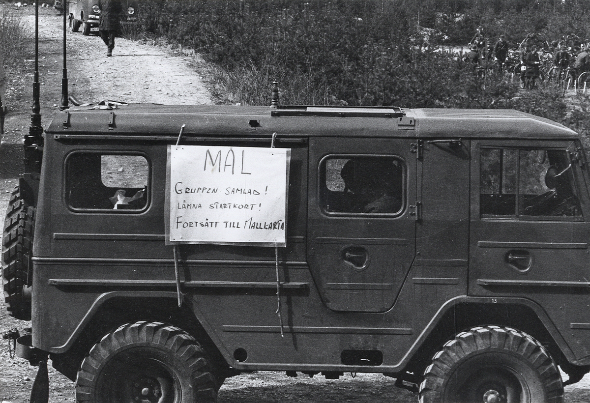 Från patrulltävlan 1976.04.29.
Terrängbil med instruktionstavla.