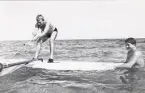 Svenska FN-bataljonen 76 C på Cypern, 1980.
Dåv. överstelöjtnant Leif Fransson t.v., övar vindsurfing.