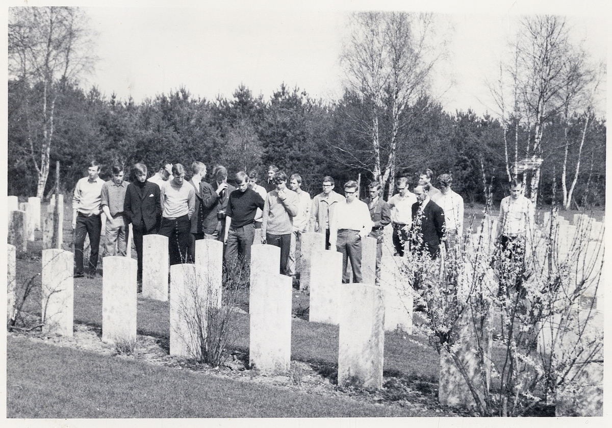 Belöningsresa 28/4 - 3/5 1969 till dåv. Västtyskland för "kompaniets bäste soldat". 
Här besök på en engelsk krigskyrkogård.