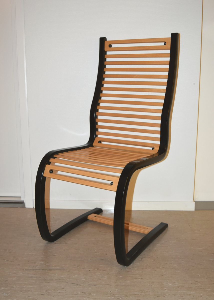 Laminert stol med tverrgående spiler i sete og rygg. 
Design: Terje Hope.10 stk stoler.