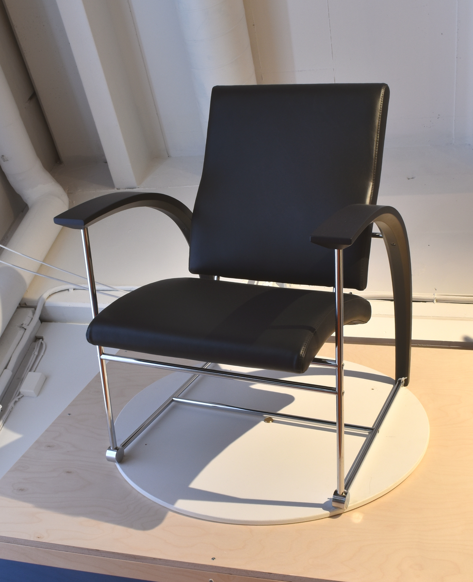 Armstol i skinn , metall og treverk
Design: Olav Eldøy.