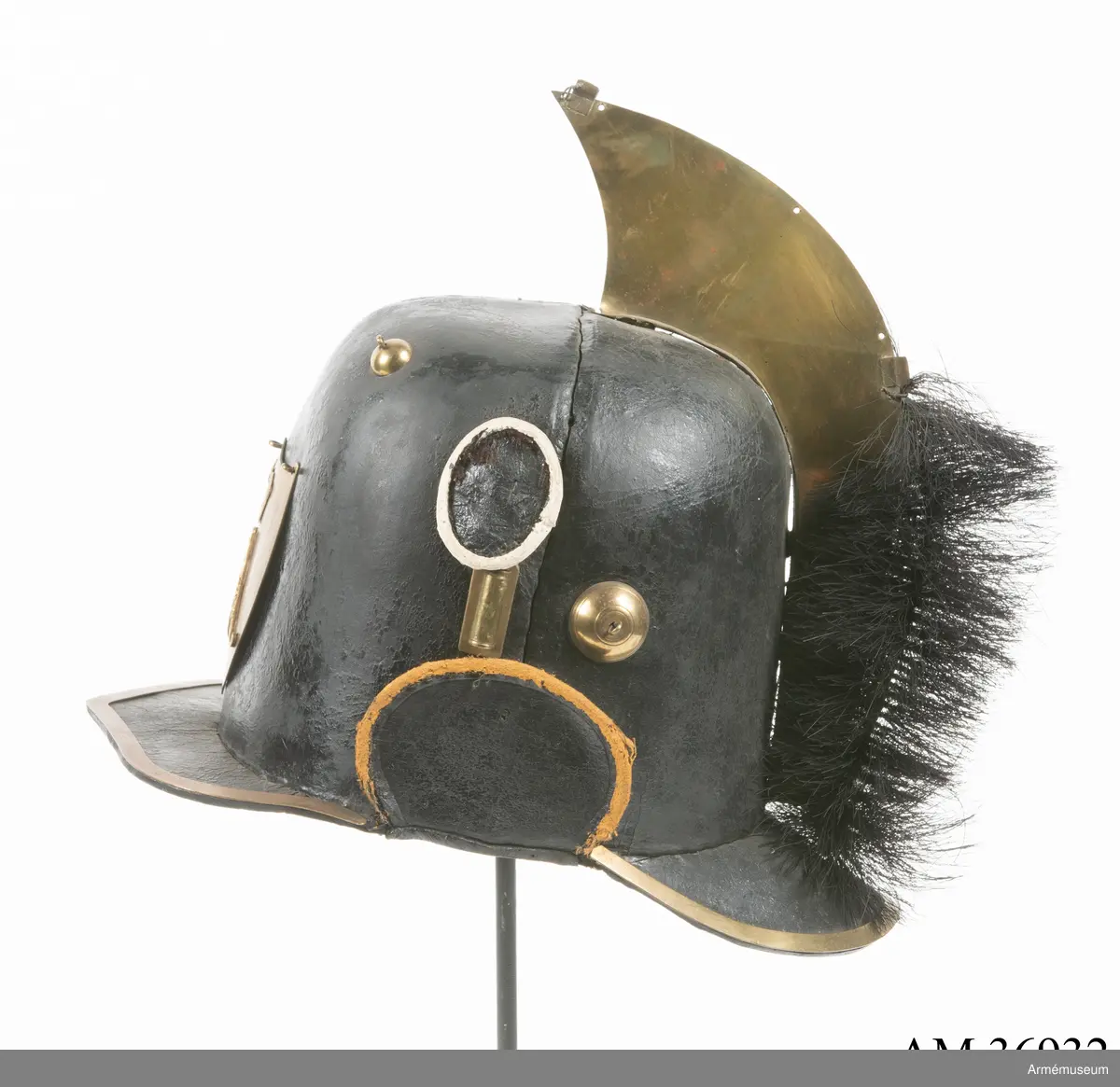 Kask med vapenplåt för manskap vid Västgöta (linje-)dragonregemente, troligen 1805-1807. Inrättad för plym som fattas. Vapenplåt med Gustaf IV Adolfs namnchiffer.