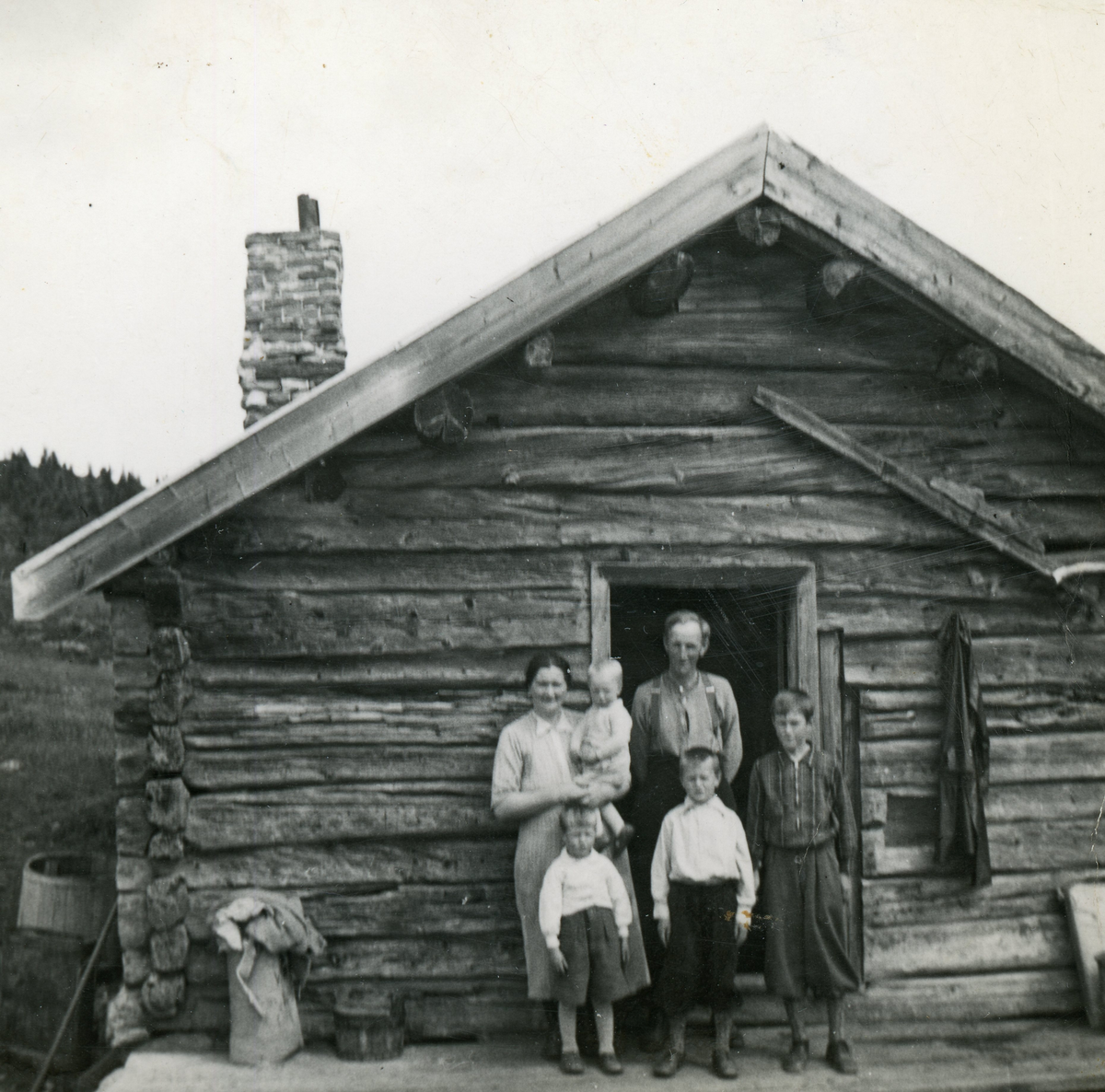 Fammilegruppe framme frå v.Gunnar Stake, Ivar Stake og Otto Stake.
Bak står Gunhild Treverket Stake med Sigbjørn Stake på armen og Olav Stake.