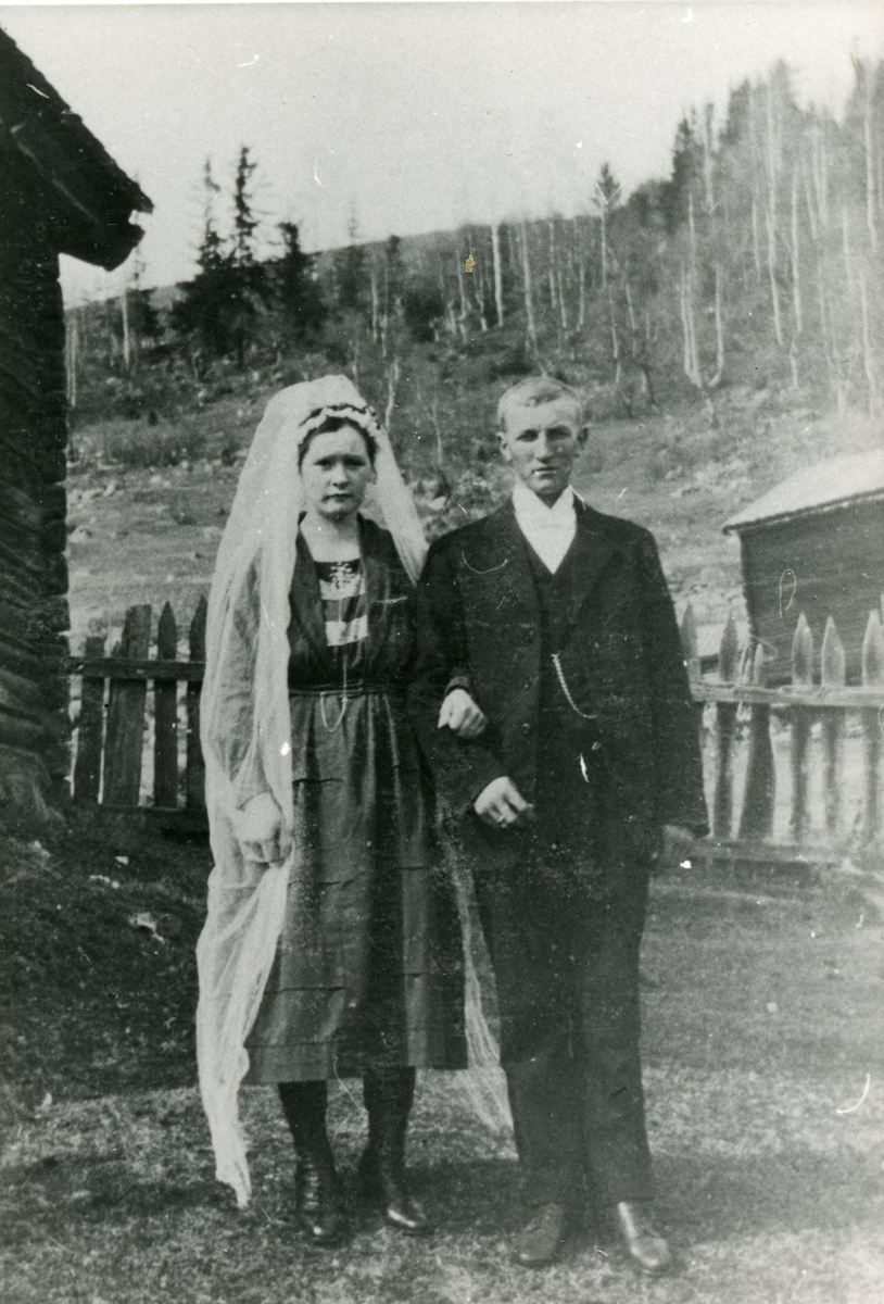 Brudebilde av Gunhild Treverket Stake og Olav Stake.