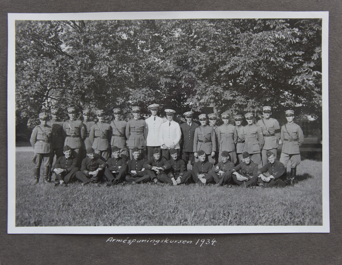 Fotoalbum, Nils Olof Sefeldt, född Svensson.

Fotolbum och 1 löst albumblad från Olle Svenssons utbildning och tjänst i svenska flygvapnet, 1934-1936. Därtill en del privata bilder.

Totalt 200 bilder.