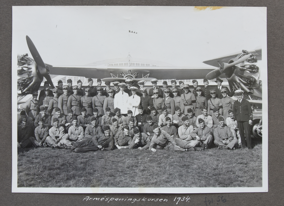Fotoalbum, Nils Olof Sefeldt, född Svensson.

Fotolbum och 1 löst albumblad från Olle Svenssons utbildning och tjänst i svenska flygvapnet, 1934-1936. Därtill en del privata bilder.

Totalt 200 bilder.
