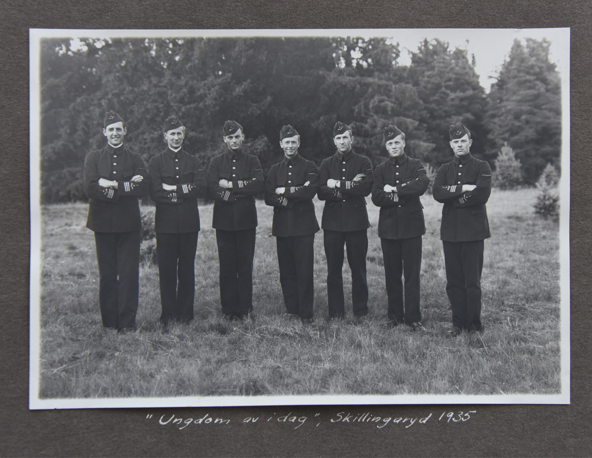 Fotoalbum, Nils Olof Sefeldt, född Svensson.

Fotolbum och 1 löst albumblad från Olle Svenssons utbildning och tjänst i svenska flygvapnet, 1934-1936. Därtill en del privata bilder.

Totalt 200 bilder.