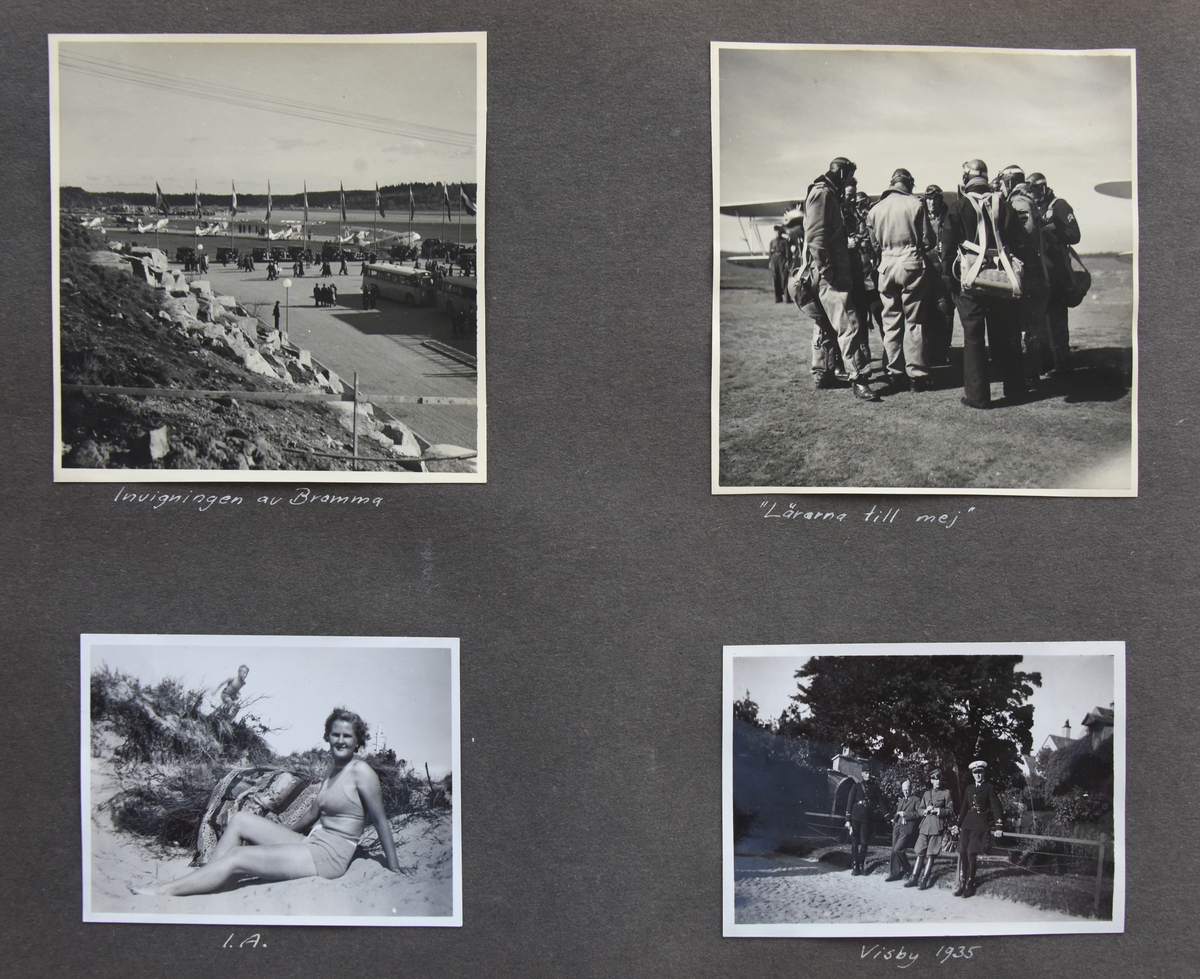 Militära flygare samlas på flygfältet inför flygning, omkring 1934-36. Nio flygare klädda i flygdräkt står i en ring. I bakgrunden står flygtekniker och flygplan.

Text vid foto: "Lärarna till mej"