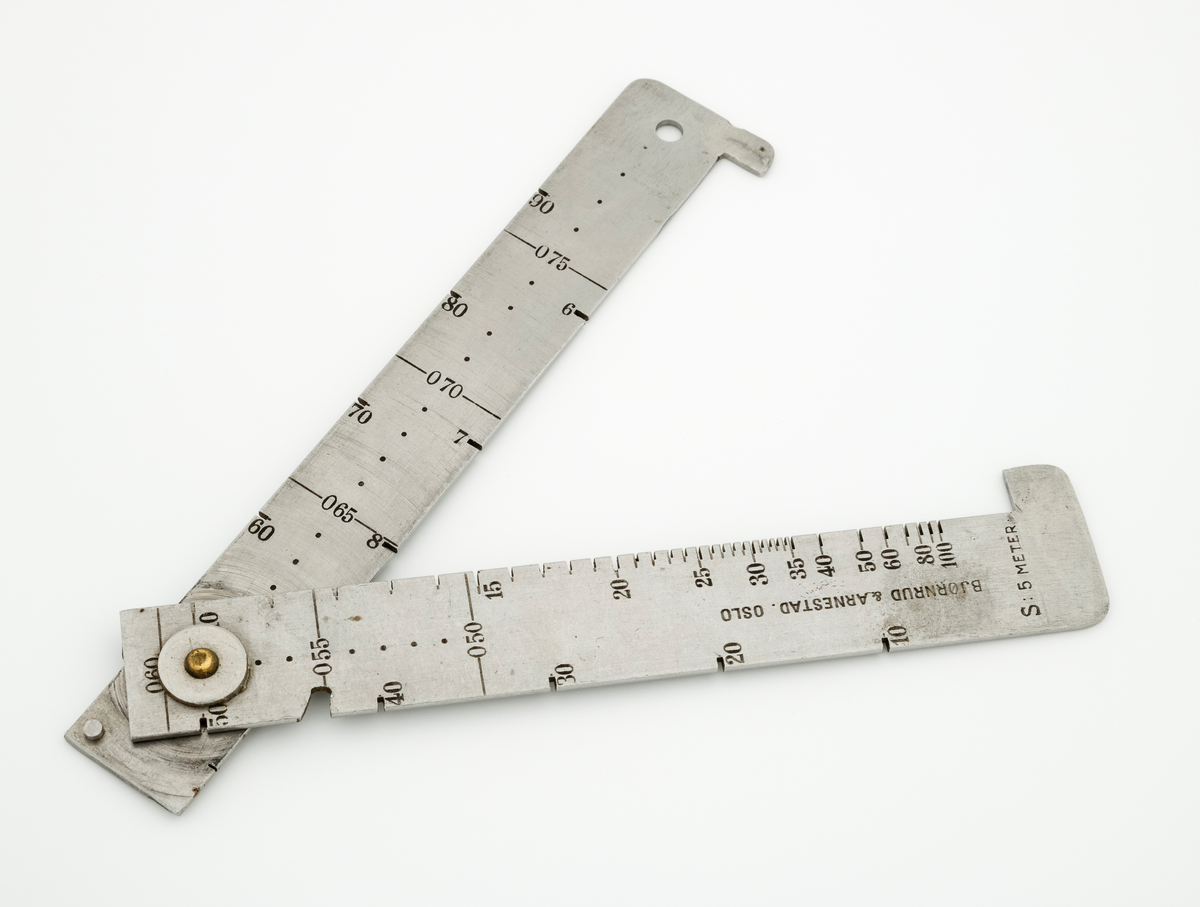 Denne beskrivelsen er kopiert, med noen få endringer, fra registrering SJF.11990:
Høydemåler for stående trær, utført i stål.  Måleinstrumentet er formet som en todelt linjal med innskårne hakk og påtrykte måltall mot begge tverrflater.  De to linjaldelene er hengslet sammen ved hjelp av ei messingnagle som er stuket mot messingskiver på begge sider av instrumentet.  For å sikre at høydemåleren holdes strakt utspent under bruk er det en liten messingtapp i den øvre halvdelen som føres inn i et hakk i sideflata på den nedre delen av gjenstanden.  I ene enden av høydemåleren er det gjennombrudt hull for oppheng.  Produsentens navn og tilholdssted innstemplet i stålet.  Den nederste delen av høydemåleren er påstemplet "S: 5 METER".  Dette betyr at høydemåleren skal brukes i kombinasjon med ei målestang som er 5 meter lang (jfr. teksten fra 1935 nedenfor). 

K. K. Hejes "Lomme-Almanak for Skogbrukere" fra 1935 har følgende beskrivelse av instrumentets virkemåte:
"Høidemåleren er en messinglinjal [SJF.15309 er utført i stål] med 2 faste armer i 30 cm. s avstand.  Ved målingen brukes en 5 (eller 4) m. s stang, som settes mot det tre man vil måle.  Man stiller sig på passende avstand fra treet så man kan innsikte roten i overkant av nedre arm og toppen i underkant av øvre arm.  Linjalen må holdes loddrett, dette opnåes best ved å holde den fritt hengende i en snor.  I det øieblikk man ved å føre linjalen frem og tilbake foran øiet har fått denne innsiktet, avleser man direkte på linjalen på det punkt siktelinjen fra toppen av 5-meterstangen treffer denne, treets høide i meter.  Ved litt øvelse kan stor nøiaktighet opnåes.  Enkelte linjaler er beregnet på 4 m. s stang, dette står da inngravert på linjalen.  For å undgå den lange 5 m. s stang, kan man bruke en på 2 1/2 m., den avleste høide blir da å dividere med 2. "

Tidligere rektor ved Statens Skogskole Brandbu, Torstin Dahl, forteller at målestanga som ble brukt sammen med høydemåleren vanligvis var av bambus.  Det å skulle dra med seg ei så lang bambusstang i tett skog var ikke alltid like enkelt.  For øvrig berømmer han Christens høydemåler for at den gav muligheter for forholdsvis nøyaktige målinger, langt på veg like nøyaktige som de man oppnår ved hjelp av mer moderne Suunto-målere. 

Form: Linjalform (tilnærmet rektangulær, lang)