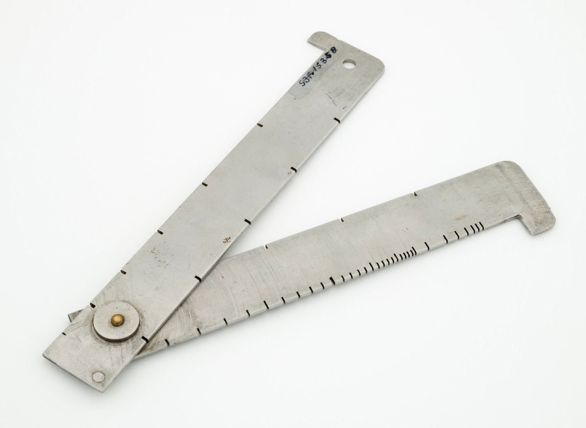 Denne beskrivelsen er kopiert, med noen få endringer, fra registrering SJF.11990:
Høydemåler for stående trær, utført i stål.  Måleinstrumentet er formet som en todelt linjal med innskårne hakk og påtrykte måltall mot begge tverrflater.  De to linjaldelene er hengslet sammen ved hjelp av ei messingnagle som er stuket mot messingskiver på begge sider av instrumentet.  For å sikre at høydemåleren holdes strakt utspent under bruk er det en liten messingtapp i den øvre halvdelen som føres inn i et hakk i sideflata på den nedre delen av gjenstanden.  I ene enden av høydemåleren er det gjennombrudt hull for oppheng.  Produsentens navn og tilholdssted innstemplet i stålet.  Den nederste delen av høydemåleren er påstemplet "S: 5 METER".  Dette betyr at høydemåleren skal brukes i kombinasjon med ei målestang som er 5 meter lang (jfr. teksten fra 1935 nedenfor). 

K. K. Hejes "Lomme-Almanak for Skogbrukere" fra 1935 har følgende beskrivelse av instrumentets virkemåte:
"Høidemåleren er en messinglinjal [SJF.15309 er utført i stål] med 2 faste armer i 30 cm. s avstand.  Ved målingen brukes en 5 (eller 4) m. s stang, som settes mot det tre man vil måle.  Man stiller sig på passende avstand fra treet så man kan innsikte roten i overkant av nedre arm og toppen i underkant av øvre arm.  Linjalen må holdes loddrett, dette opnåes best ved å holde den fritt hengende i en snor.  I det øieblikk man ved å føre linjalen frem og tilbake foran øiet har fått denne innsiktet, avleser man direkte på linjalen på det punkt siktelinjen fra toppen av 5-meterstangen treffer denne, treets høide i meter.  Ved litt øvelse kan stor nøiaktighet opnåes.  Enkelte linjaler er beregnet på 4 m. s stang, dette står da inngravert på linjalen.  For å undgå den lange 5 m. s stang, kan man bruke en på 2 1/2 m., den avleste høide blir da å dividere med 2. "

Tidligere rektor ved Statens Skogskole Brandbu, Torstin Dahl, forteller at målestanga som ble brukt sammen med høydemåleren vanligvis var av bambus.  Det å skulle dra med seg ei så lang bambusstang i tett skog var ikke alltid like enkelt.  For øvrig berømmer han Christens høydemåler for at den gav muligheter for forholdsvis nøyaktige målinger, langt på veg like nøyaktige som de man oppnår ved hjelp av mer moderne Suunto-målere. 

Form: Linjalform (tilnærmet rektangulær, lang)